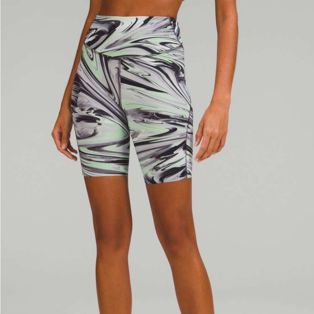 Lululemon Base Pace HR Shorts in Paint Glide Warp Print Size 16
